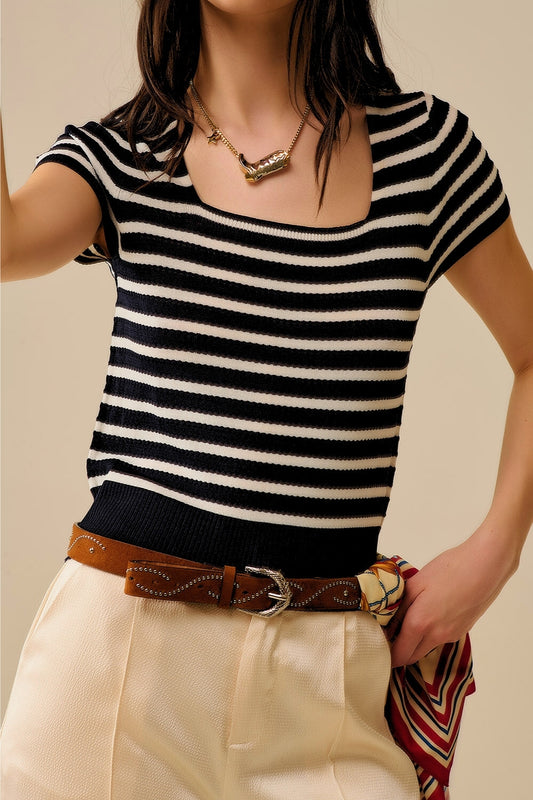Q2 Maglione a righe con scollo quadrato in bianco e nero