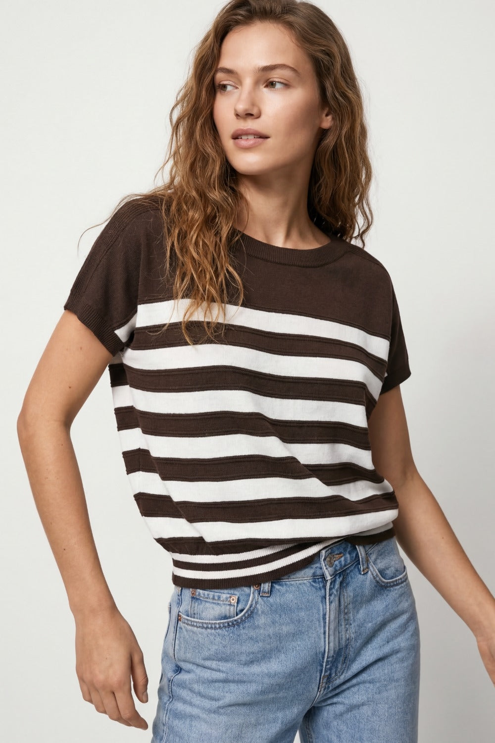 Maglione a righe in maglia a maniche corte marrone