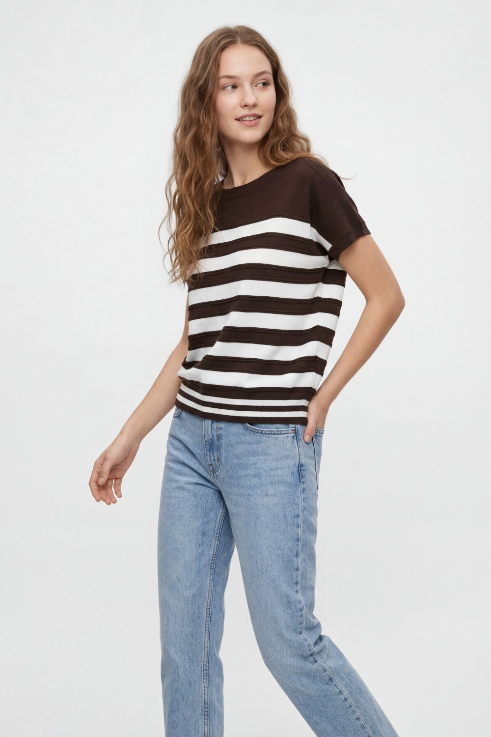 Maglione a righe in maglia a maniche corte marrone