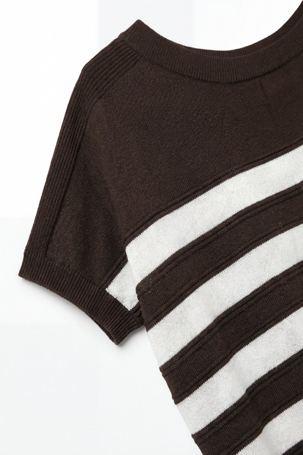 Maglione a righe in maglia a maniche corte marrone
