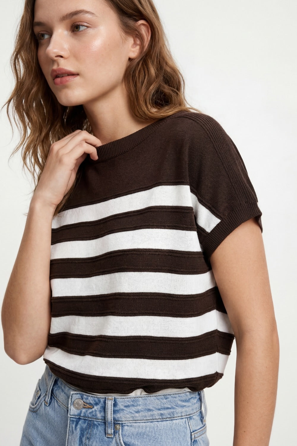 Maglione a righe in maglia a maniche corte marrone