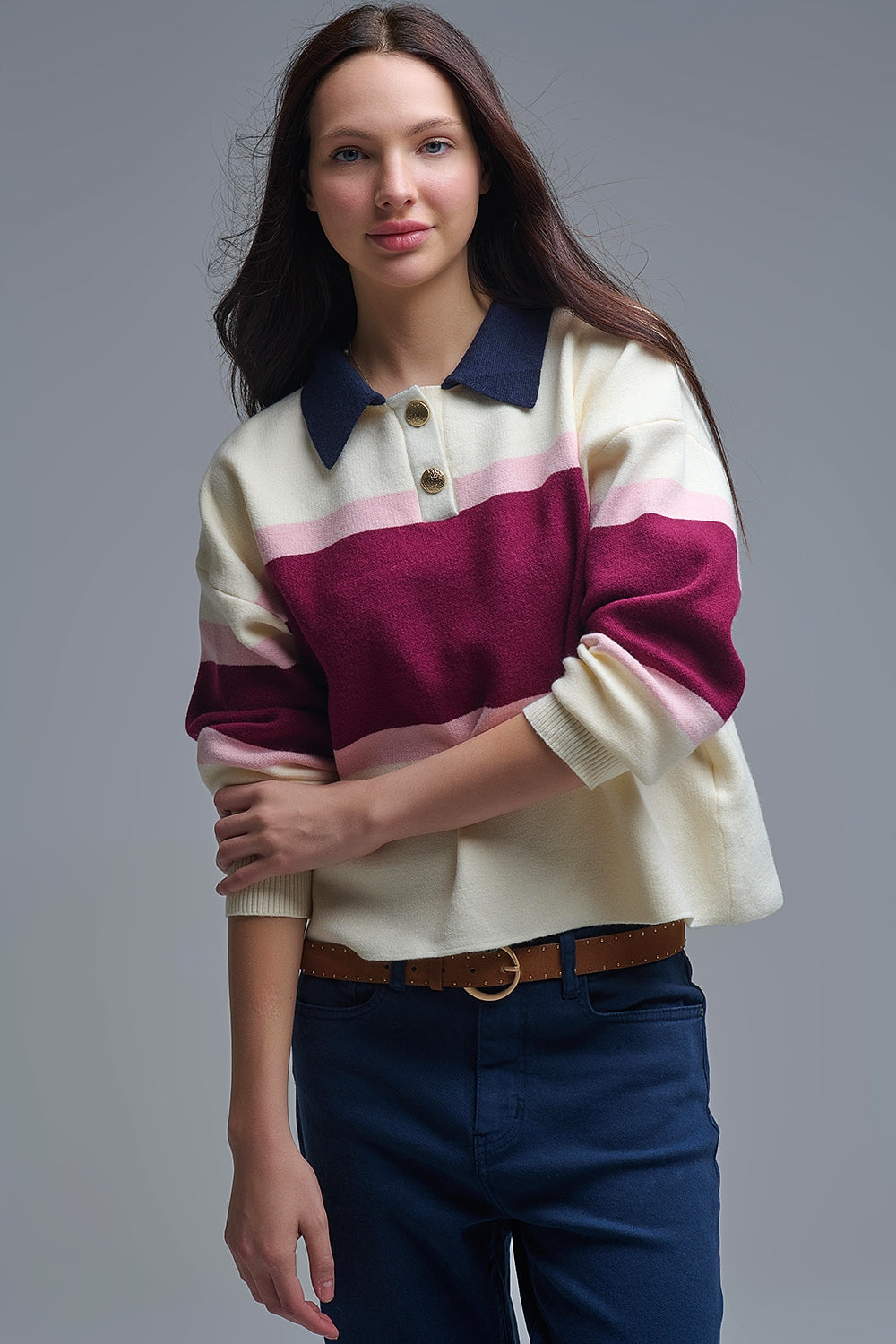 Q2 Maglione a righe maroon con dettagli a bottoni