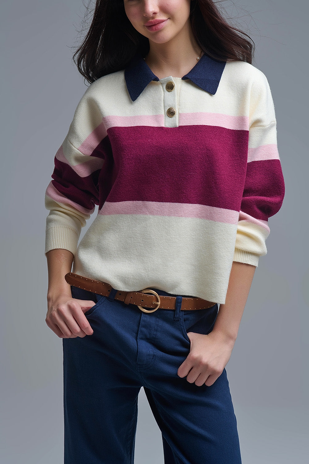 Maglione a righe maroon con dettagli a bottoni