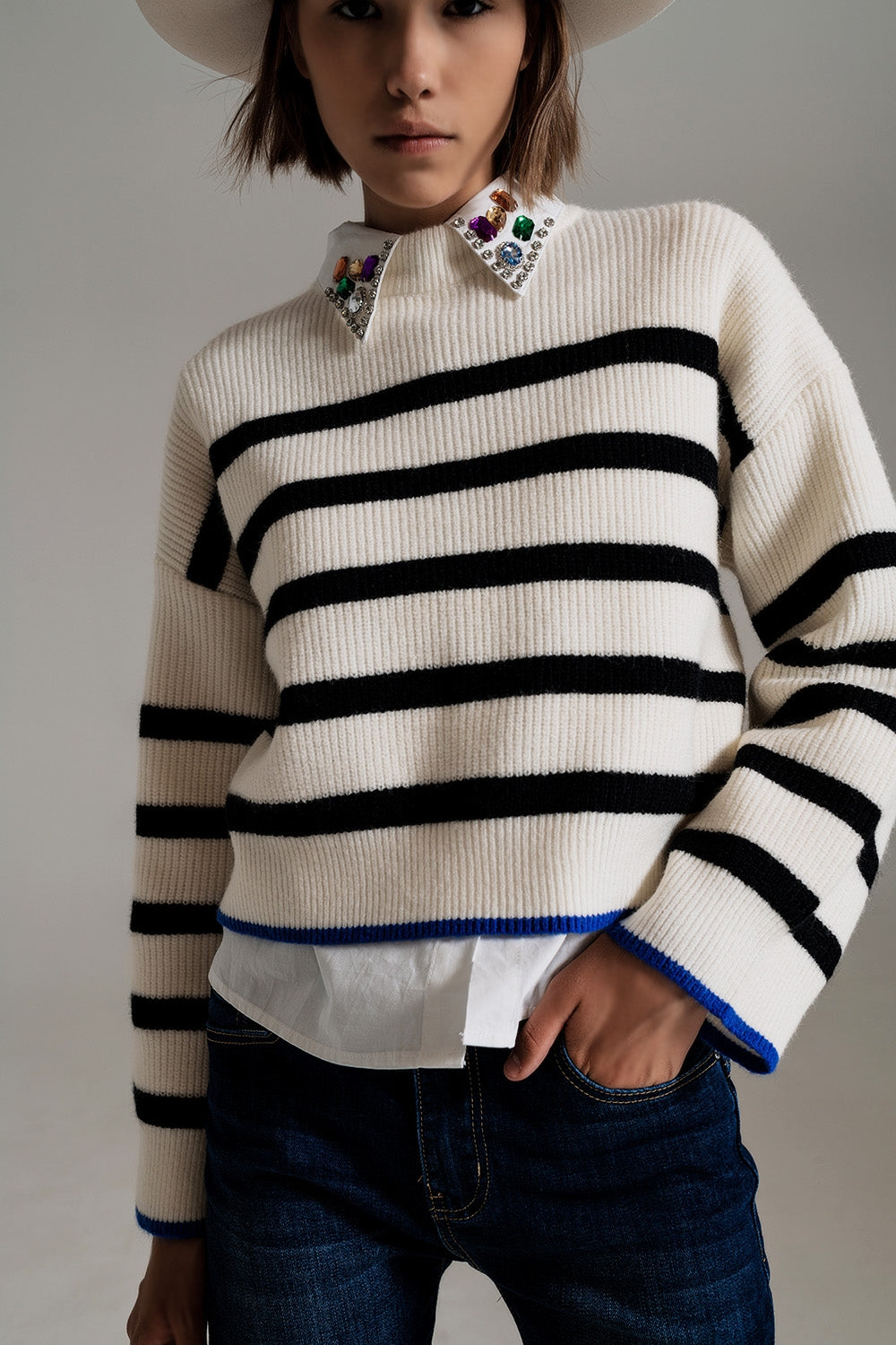 maglione a righe nero con dettaglio a righe blu sul fondo