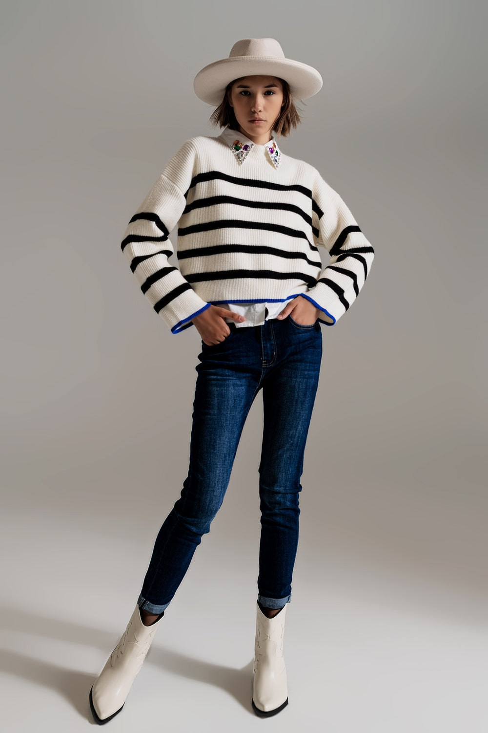 maglione a righe nero con dettaglio a righe blu sul fondo
