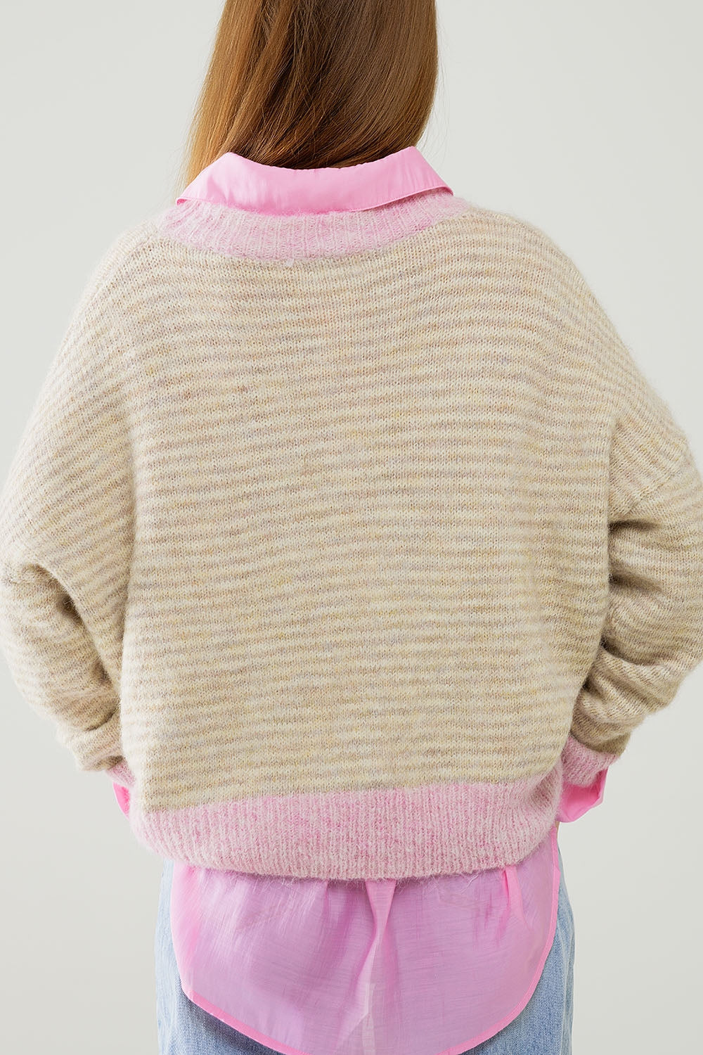 Maglione a righe rilassato in beige con dettagli rosa