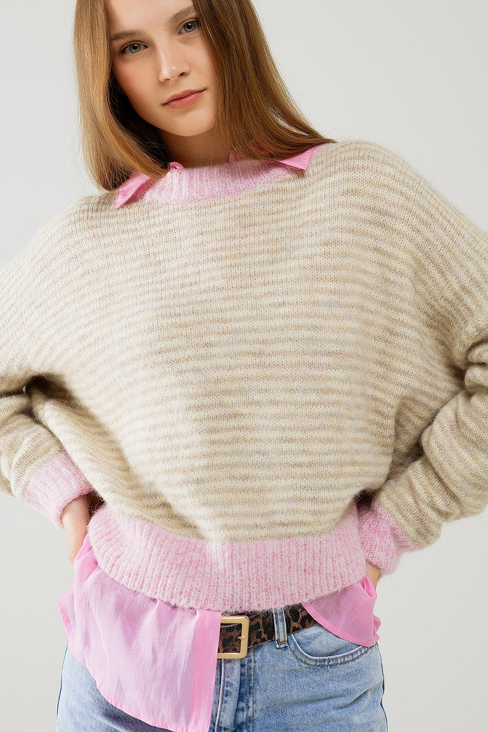 Q2 Maglione a righe rilassato in beige con dettagli rosa