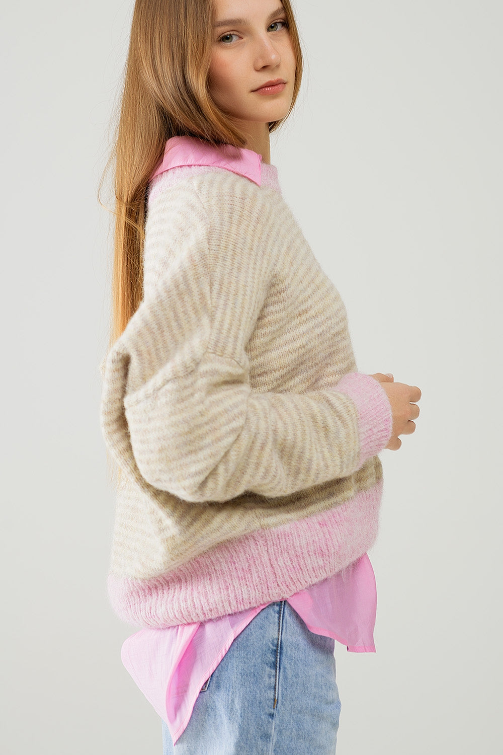 Maglione a righe rilassato in beige con dettagli rosa