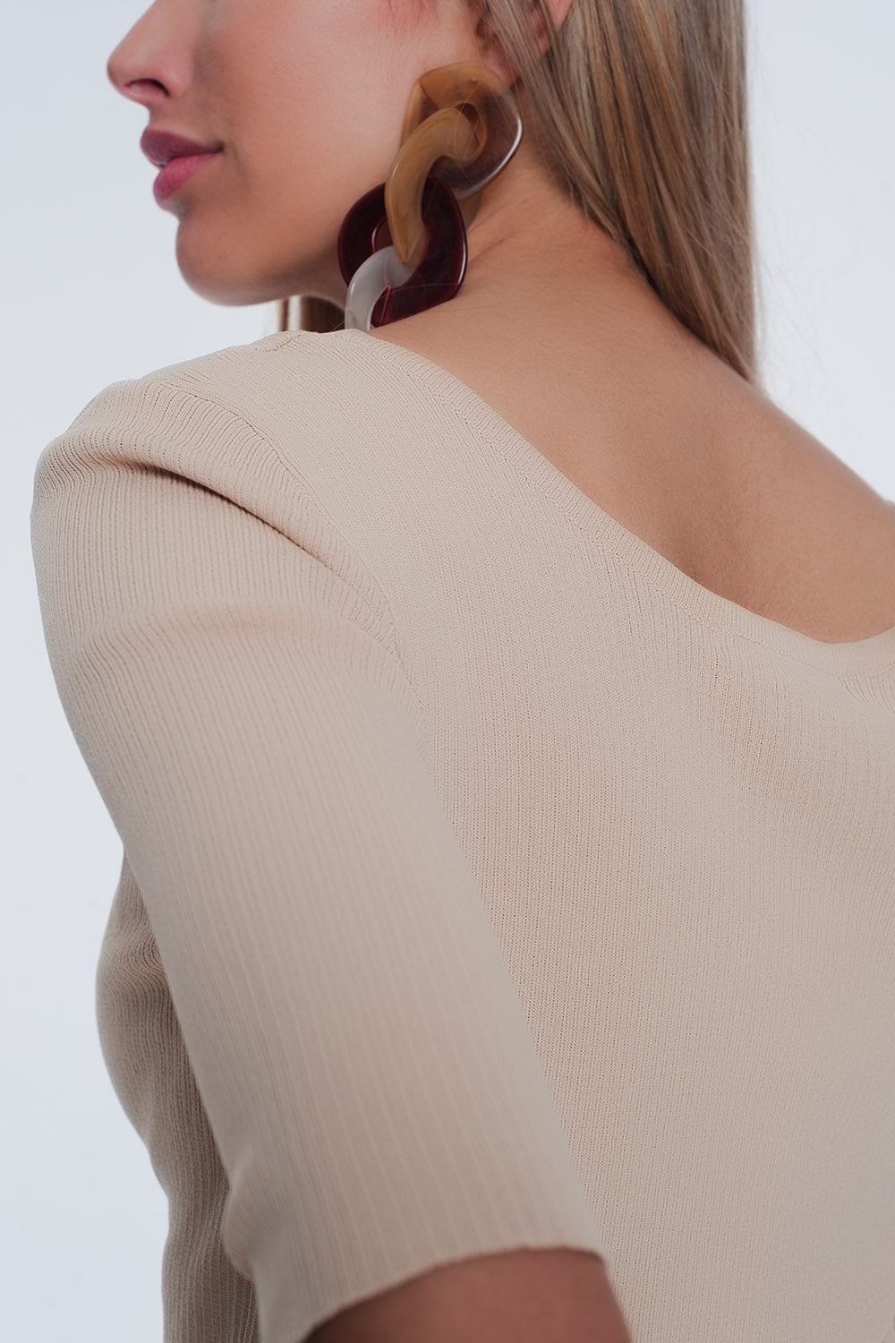 Maglione aderente a coste con bottoni in coordinato in beige