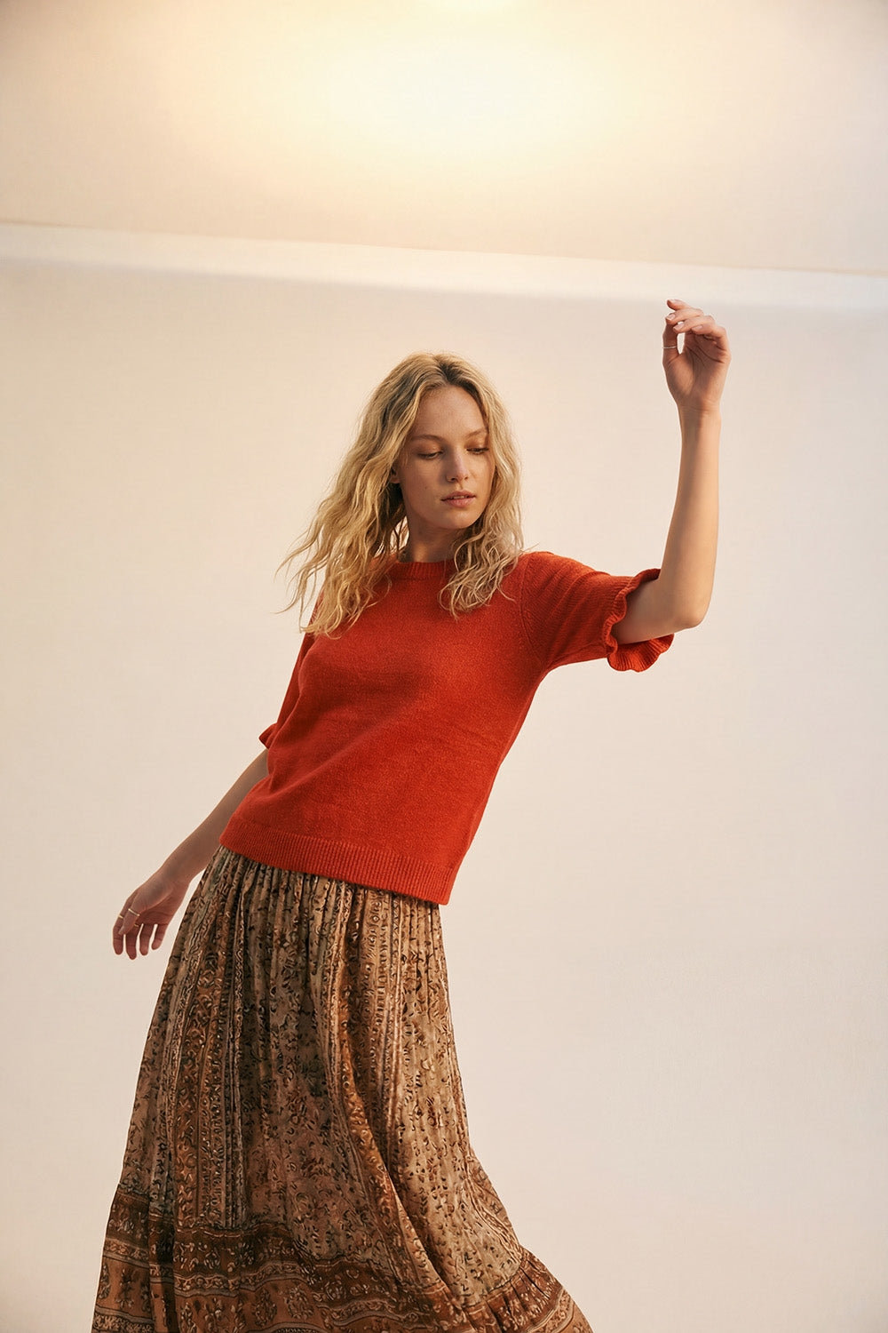 Maglione arancione in maglia morbida e soffice con maniche arricciate