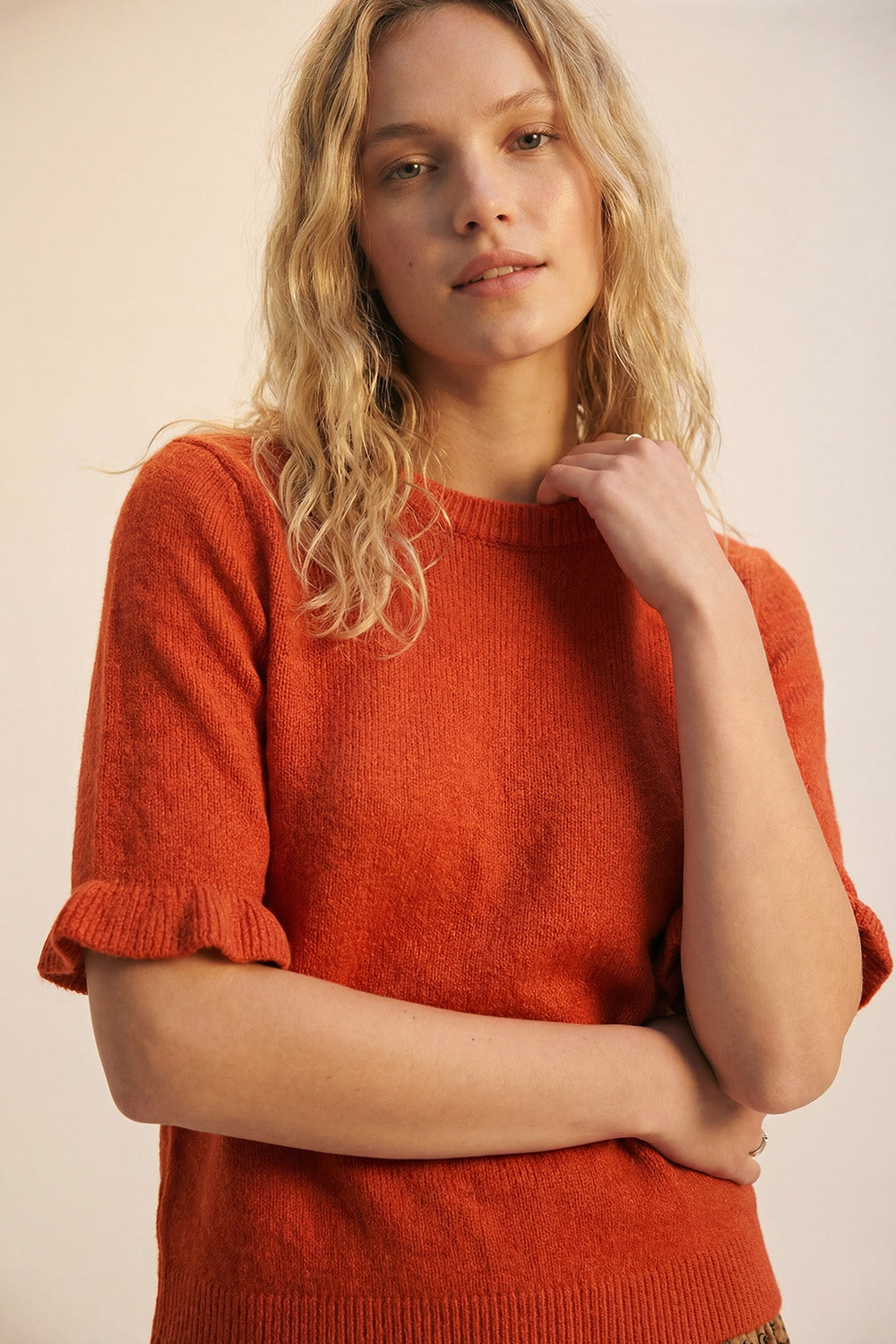Maglione arancione in maglia morbida e soffice con maniche arricciate