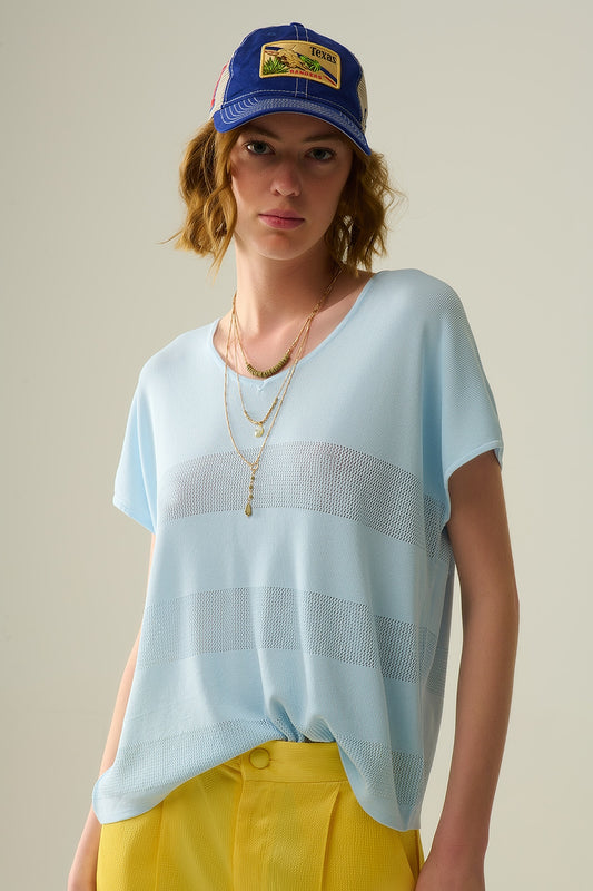 Q2 Maglione azzurro con scollo a V e dettaglio a maglia aperta