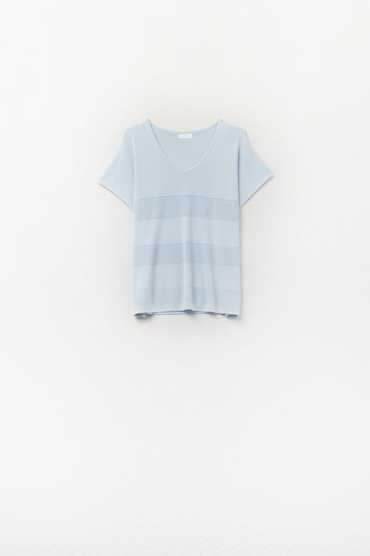 Q2 Maglione azzurro con scollo a V e dettaglio a maglia aperta