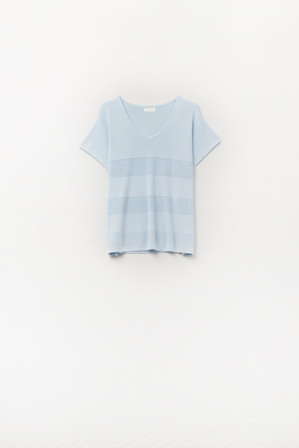 Maglione azzurro con scollo a V e dettaglio a maglia aperta