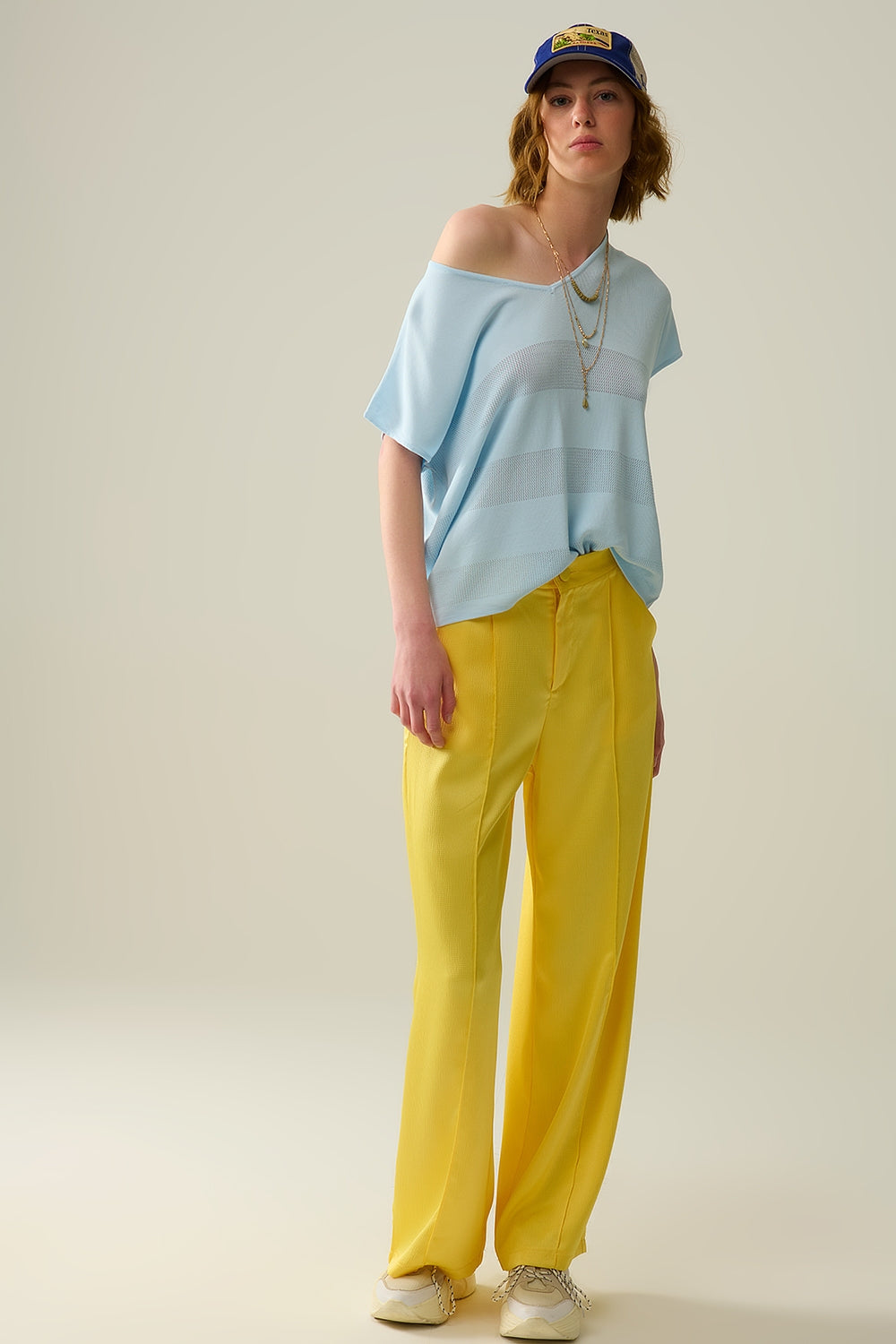 Maglione azzurro con scollo a V e dettaglio a maglia aperta