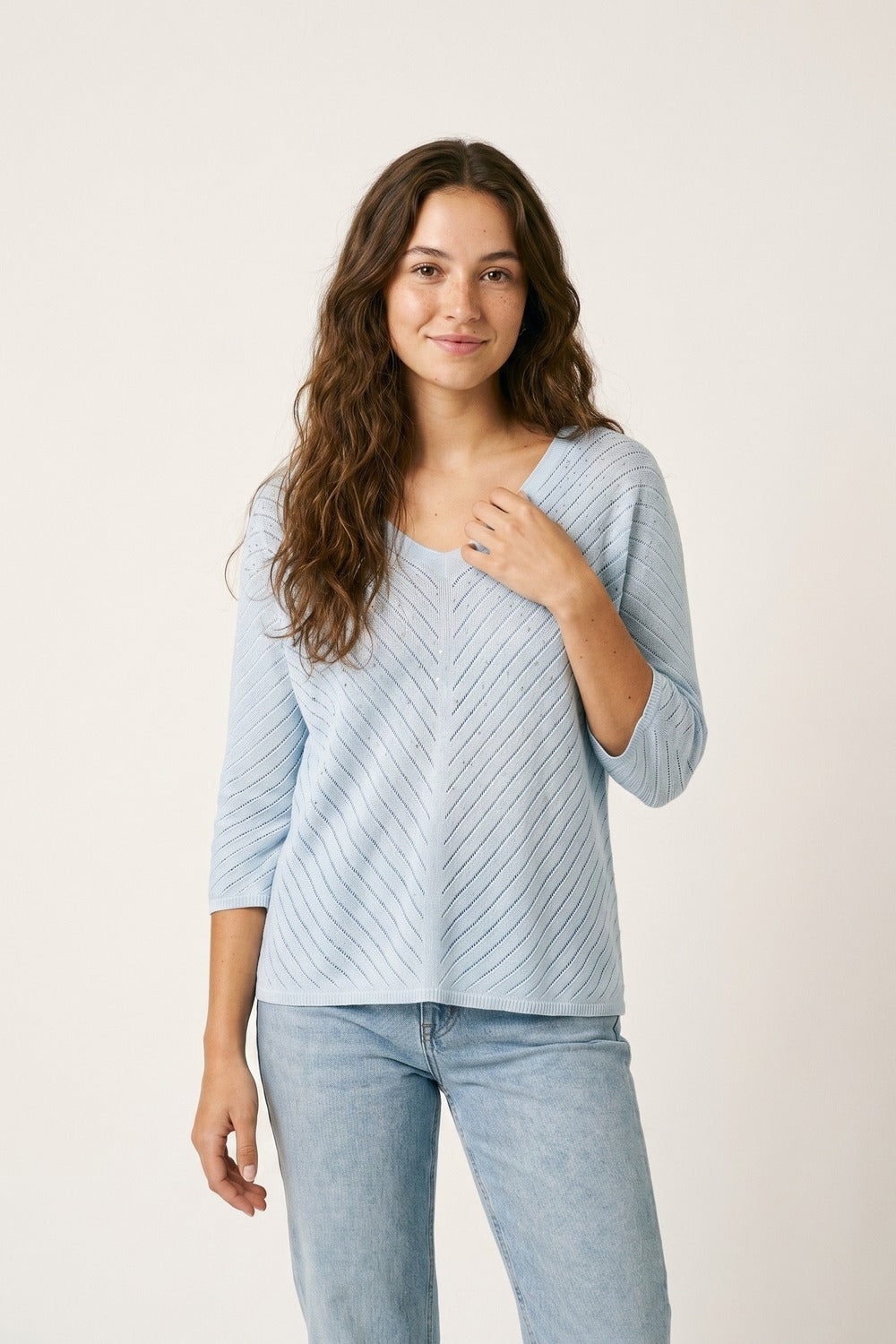 Maglione azzurro con scollo a V e dettaglio scintillante