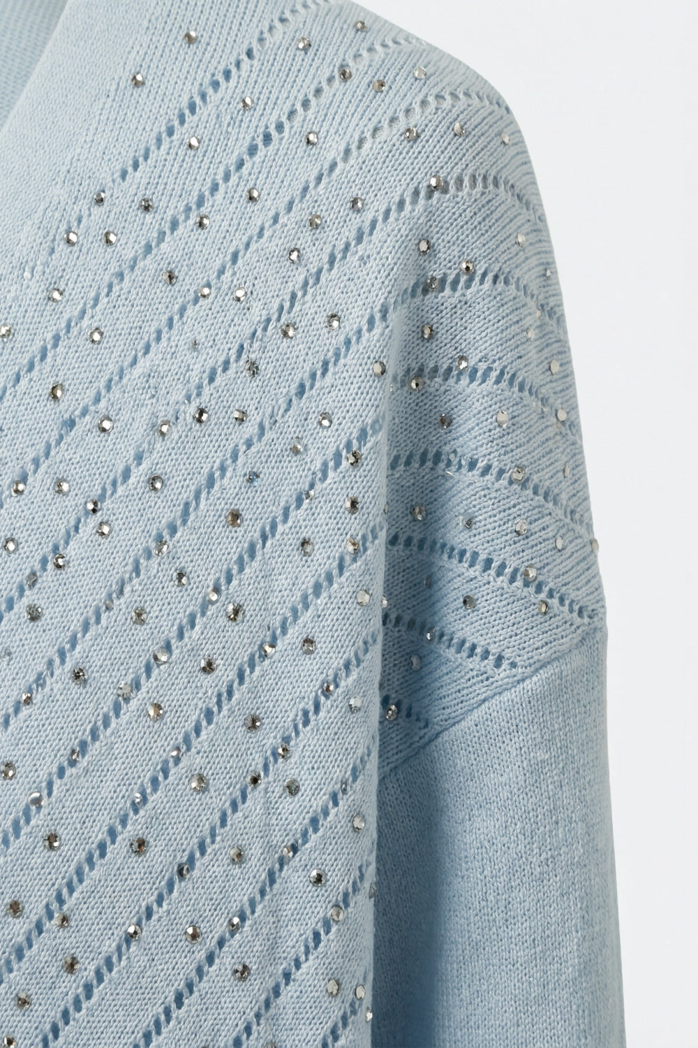 Maglione azzurro con scollo a V e dettaglio scintillante