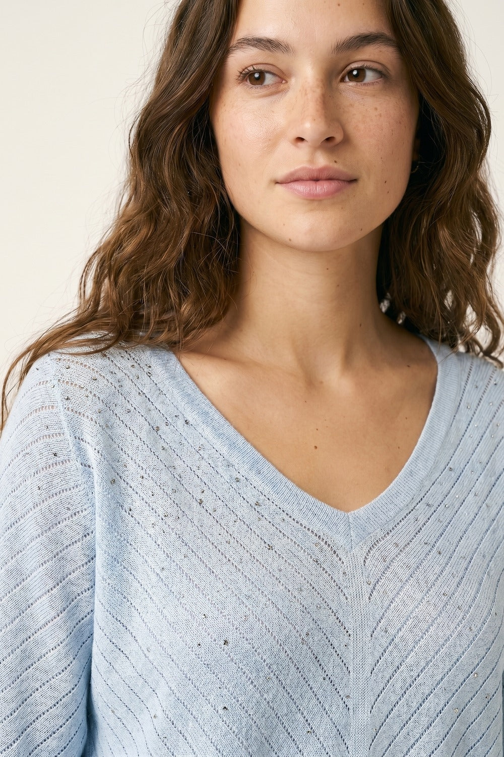 Maglione azzurro con scollo a V e dettaglio scintillante