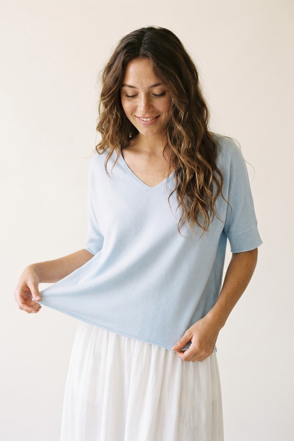 Maglione azzurro rilassato con scollo a V e maniche corte