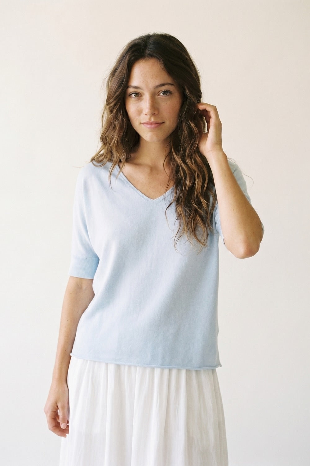 Maglione azzurro rilassato con scollo a V e maniche corte