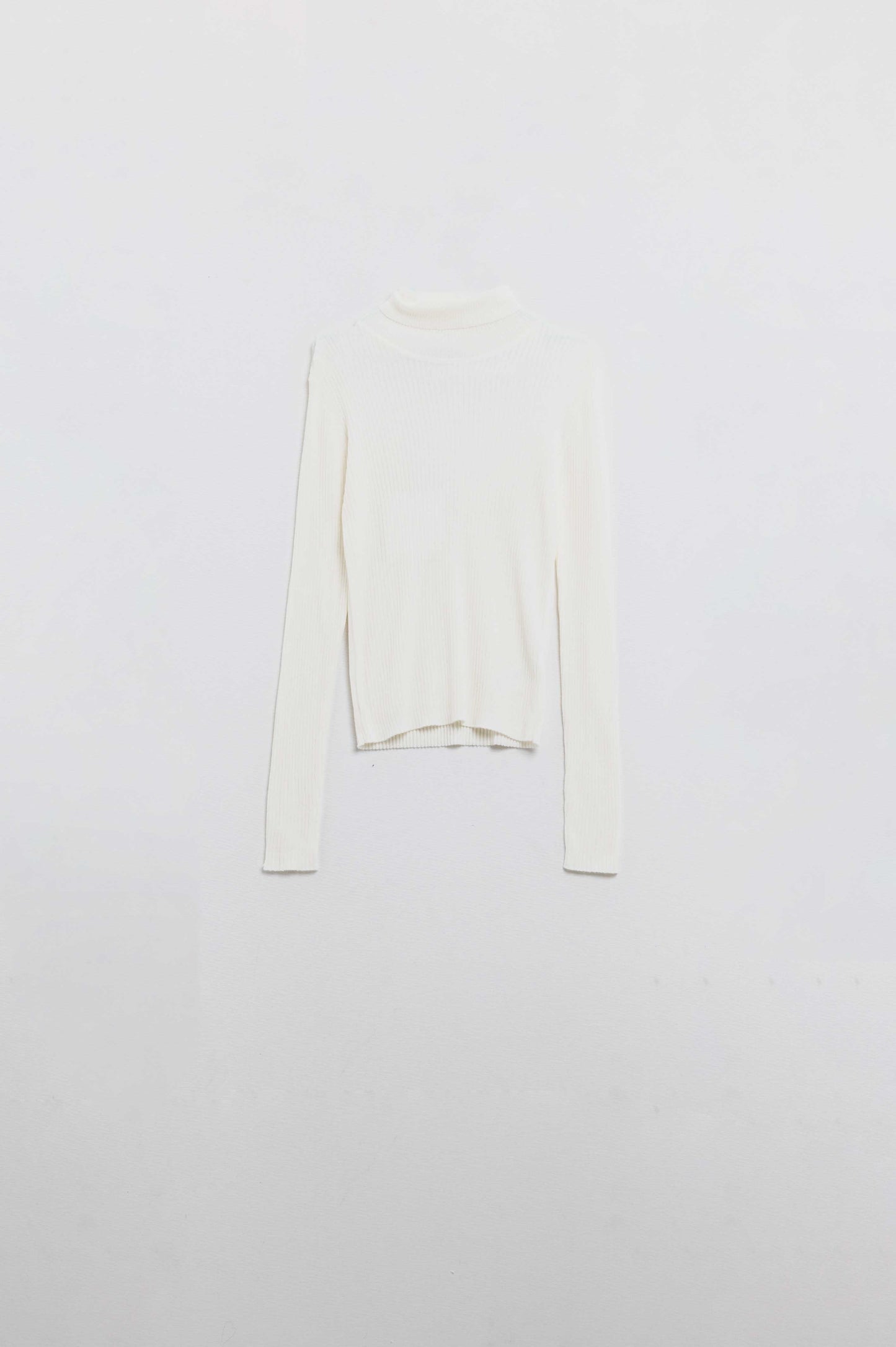 Maglione basic a coste color crema con collo alto