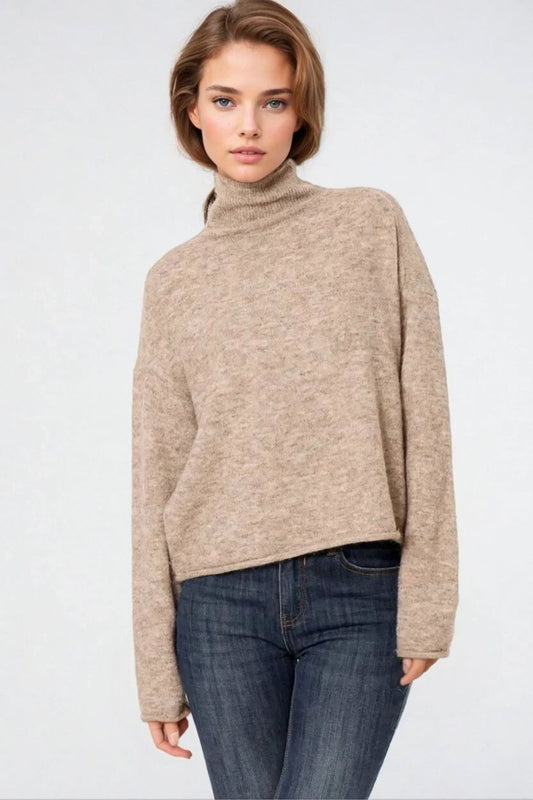 Q2 Maglione beige a collo alto e soffice dal taglio rilassato