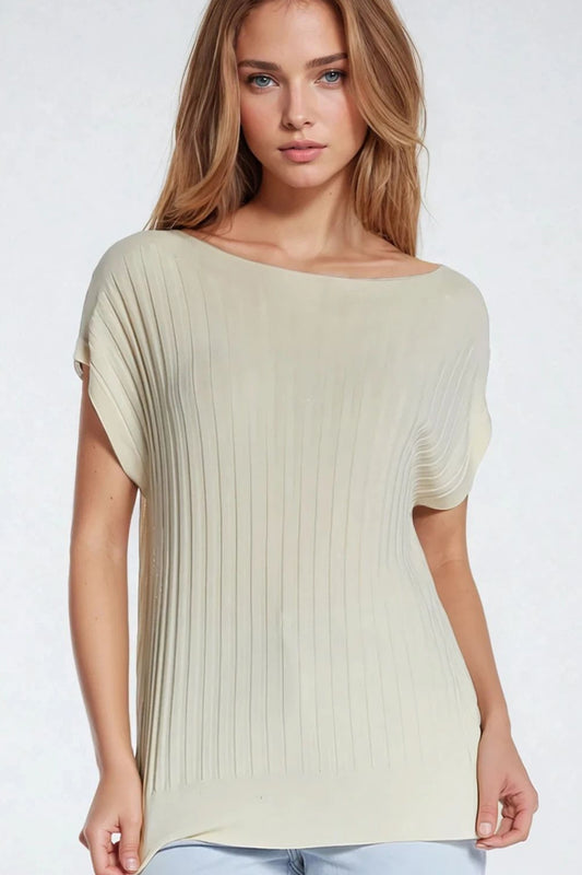 Q2 Maglione beige a coste fini con scollo a barca