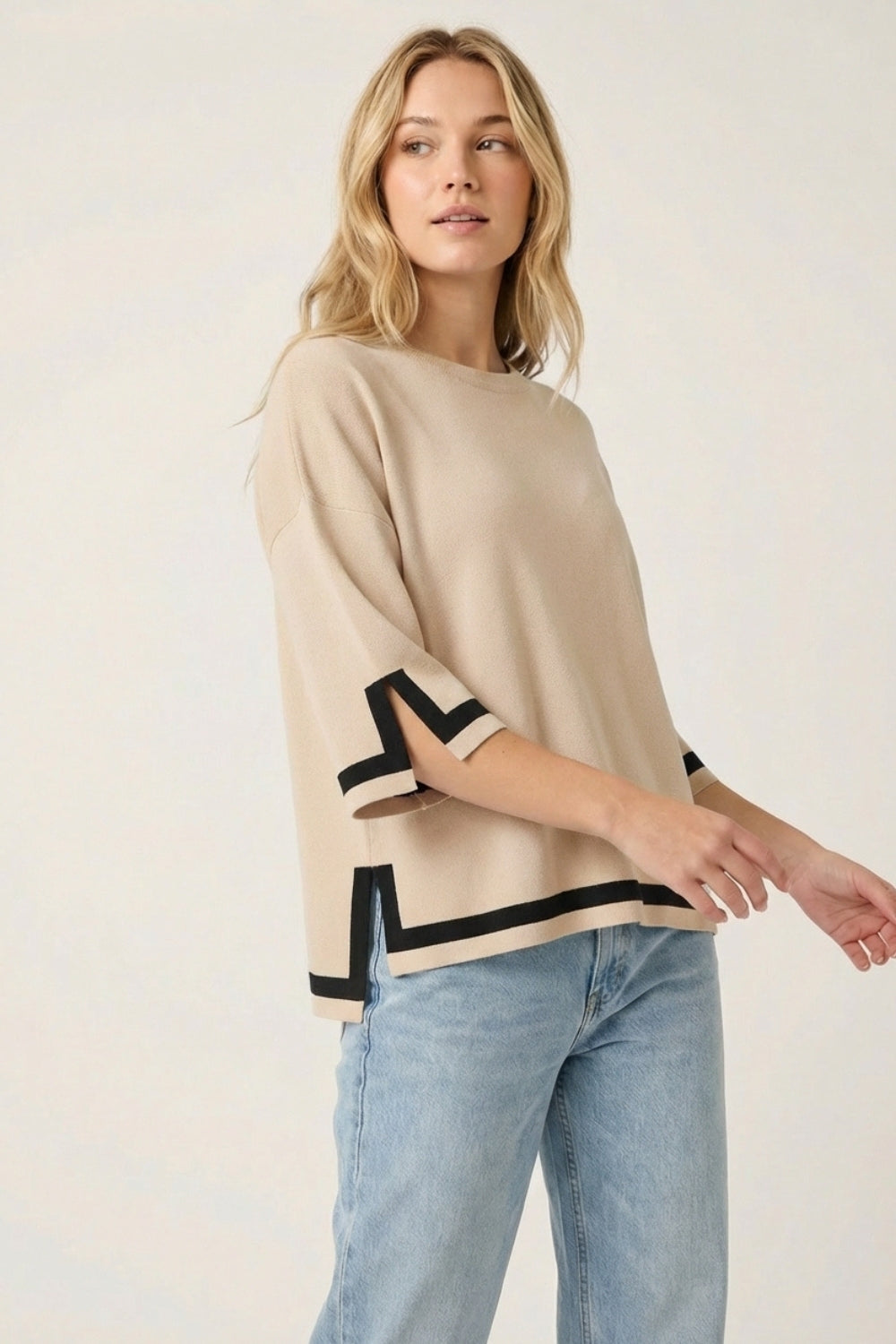 maglione beige a maglia fine con dettaglio a righe nere a contrasto e maniche a 3/4