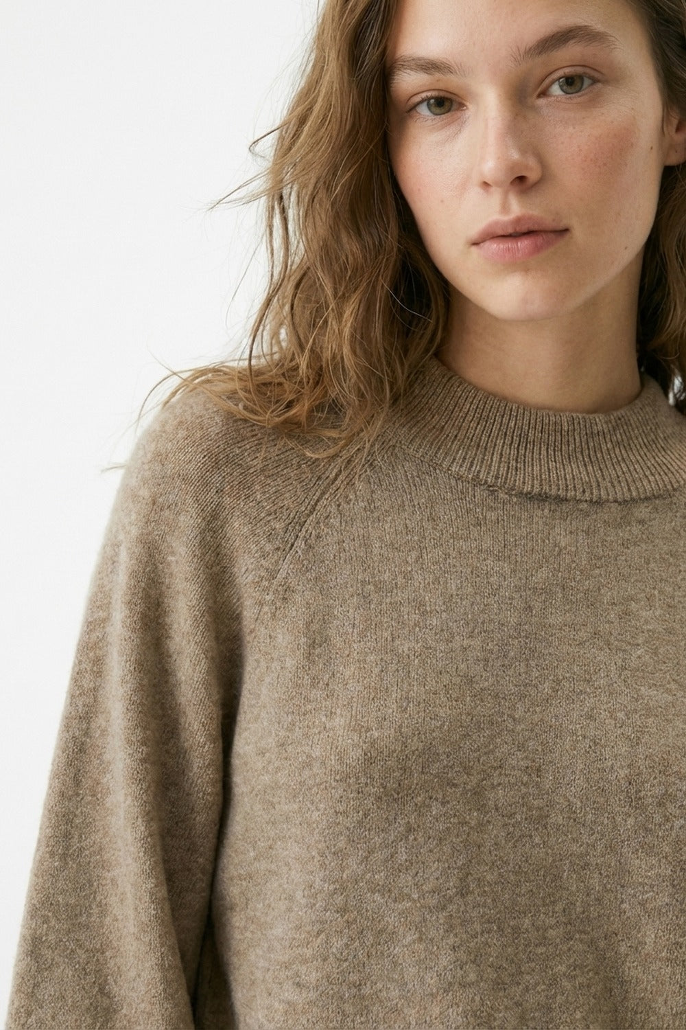Maglione beige a maglia grossa con maniche a palloncino