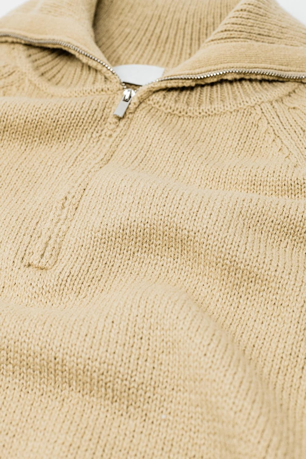 maglione beige con chiusura a zip