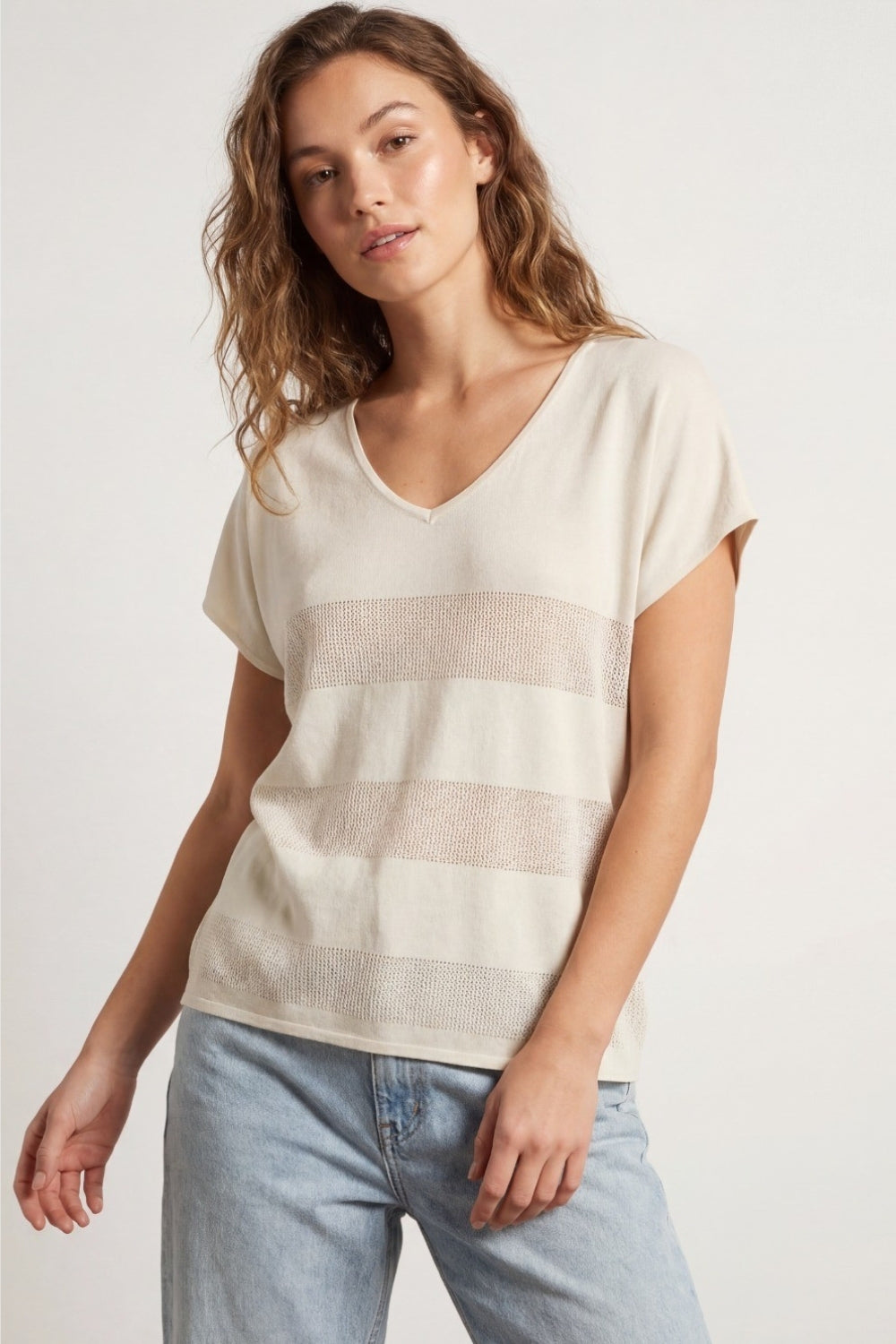 Maglione beige con scollo a V e dettaglio punto a aperto
