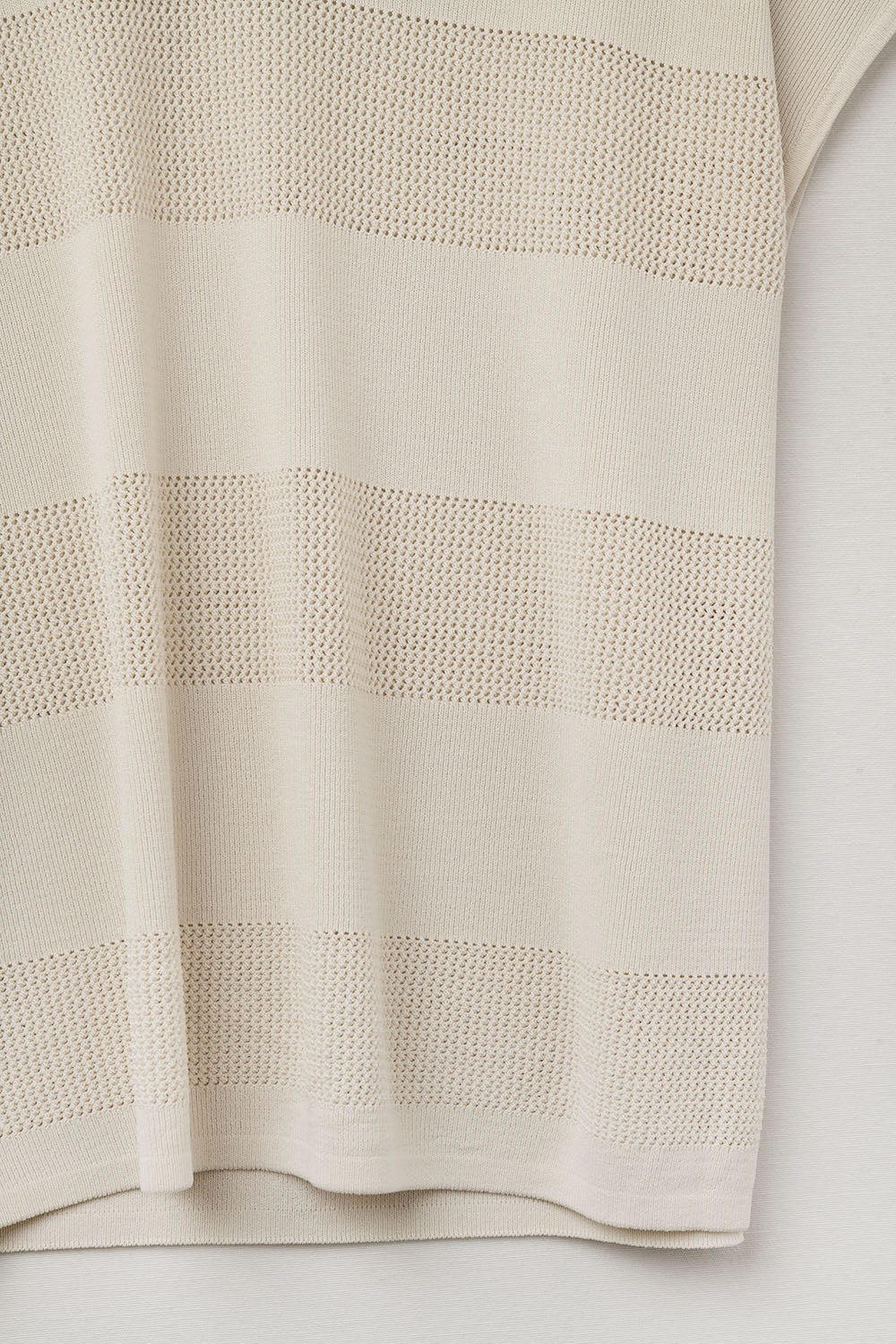 Maglione beige con scollo a V e dettaglio punto a aperto