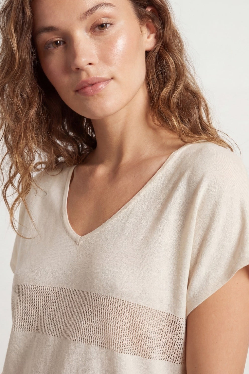 Maglione beige con scollo a V e dettaglio punto a aperto