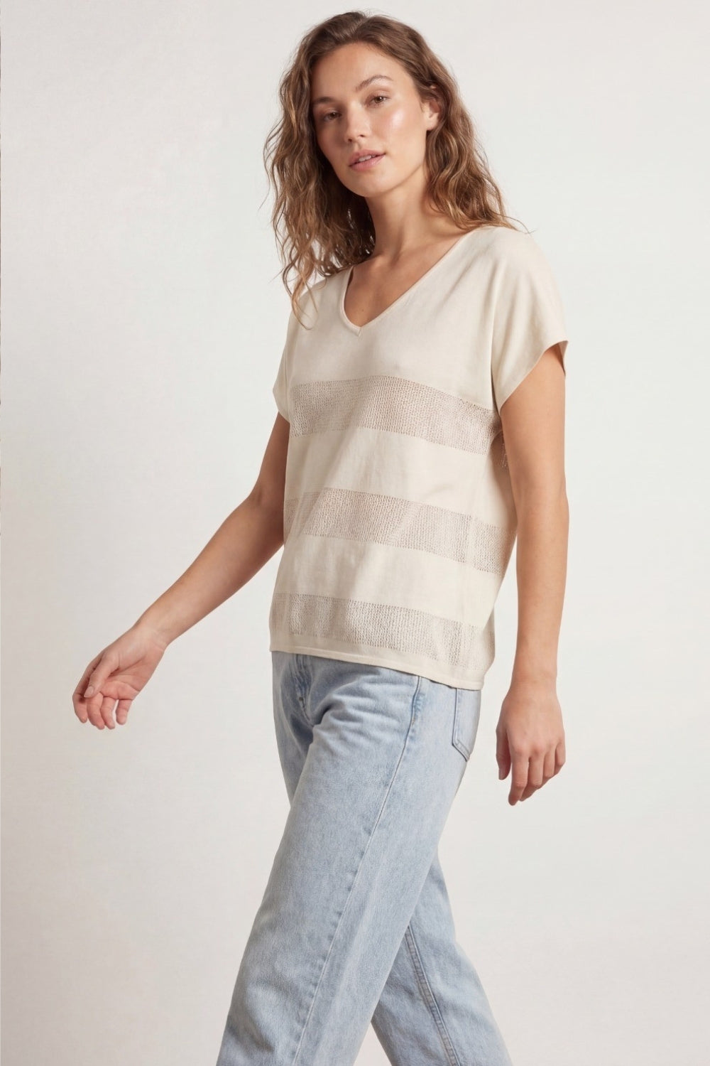 Maglione beige con scollo a V e dettaglio punto a aperto
