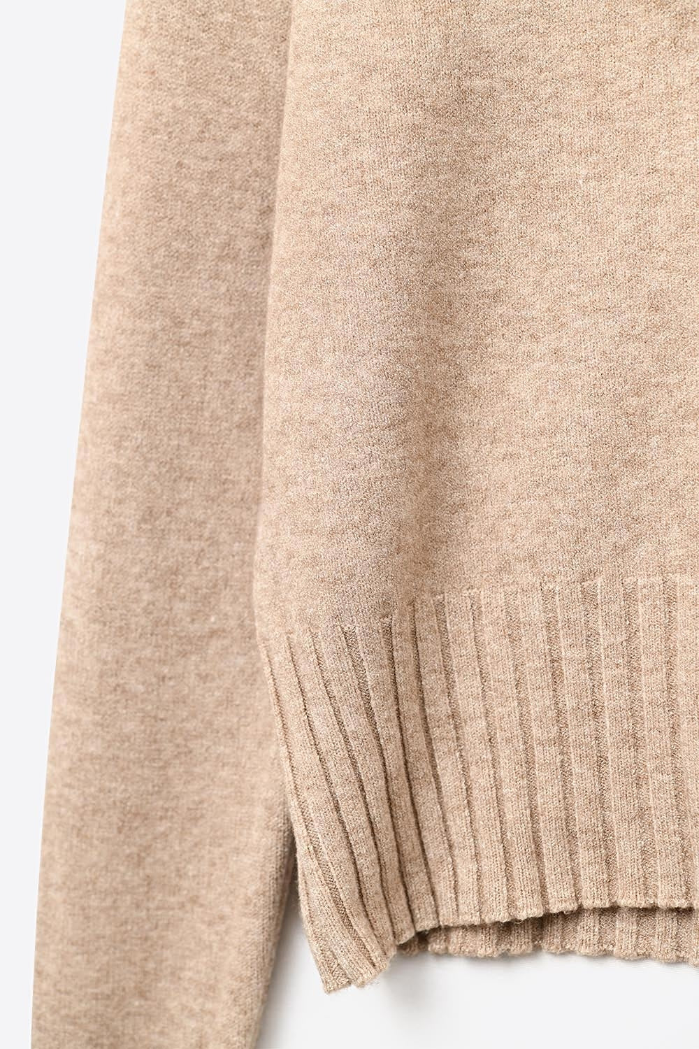 Maglione beige in maglia morbida con polsini e collo a coste