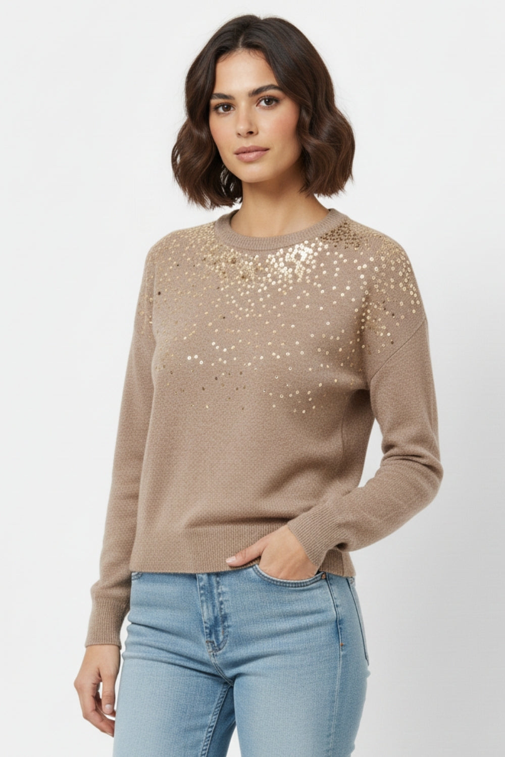 Maglione beige in maglia morbida impreziosito da paillettes sul davanti