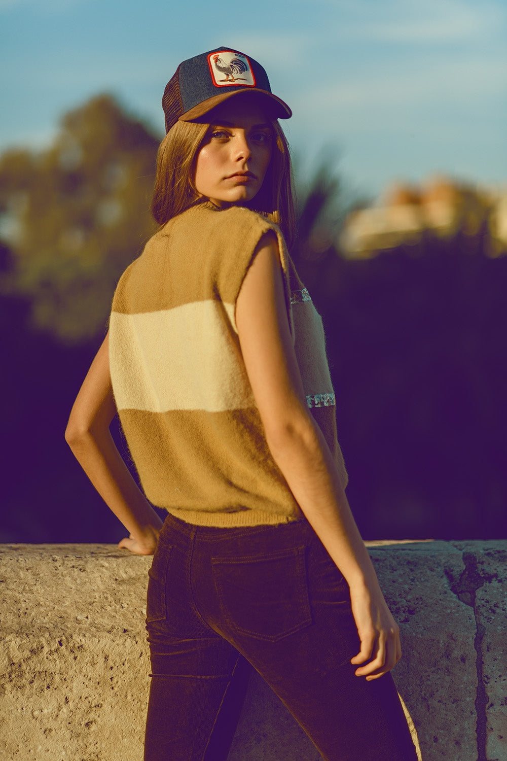 Maglione beige senza maniche con dettagli in paillettes