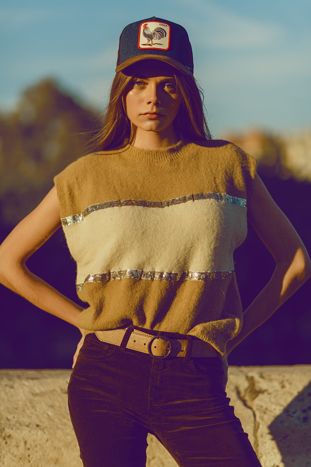 Maglione beige senza maniche con dettagli in paillettes