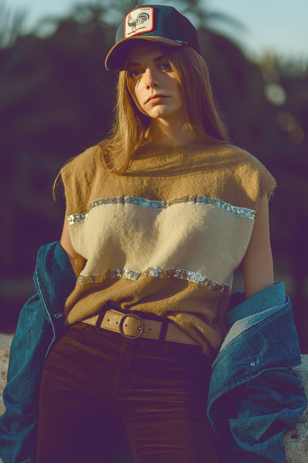 Maglione beige senza maniche con dettagli in paillettes