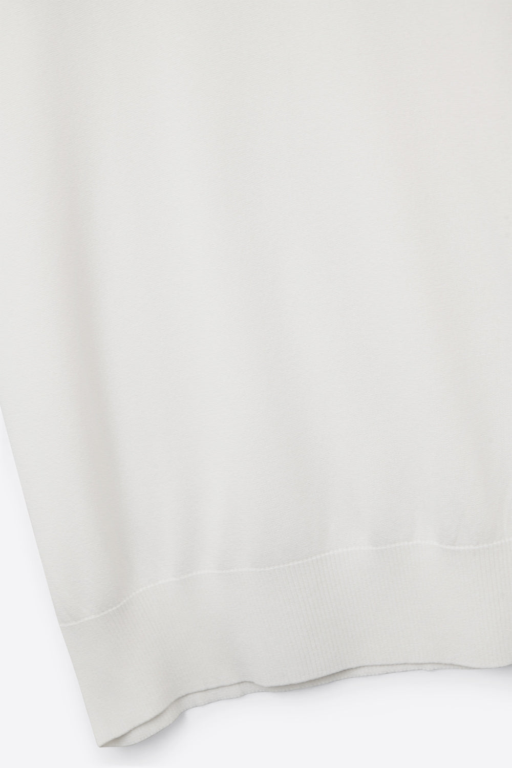 Maglione bianco a collo alto con maniche corte aderenti