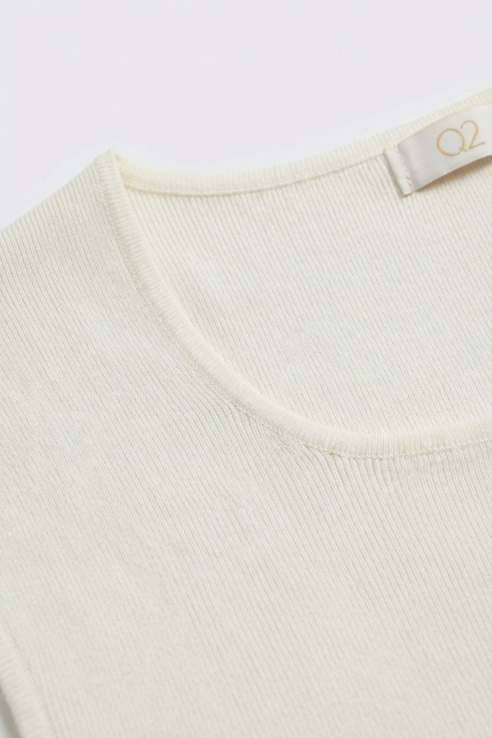 Maglione bianco a coste a girocollo in maglia leggera