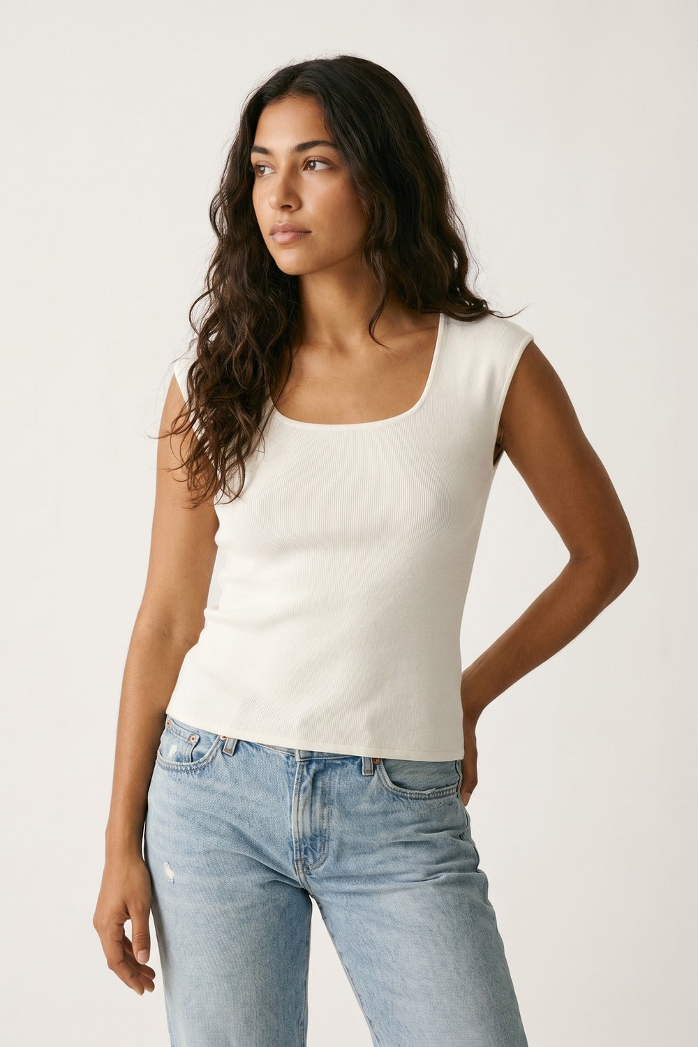 Maglione bianco a coste a girocollo in maglia leggera
