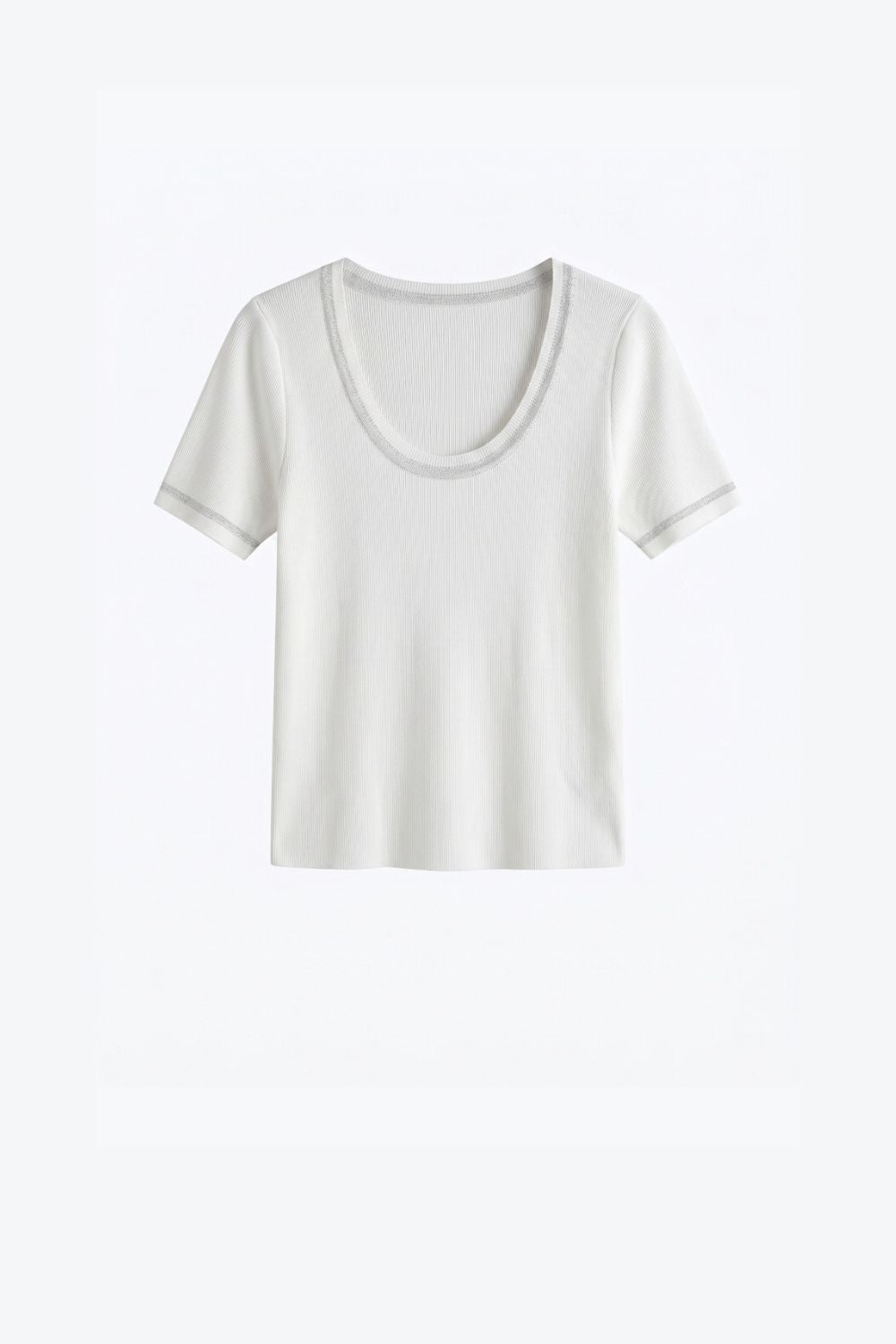 Q2 Maglione bianco a coste con scollo a barchetta e bordi in lurex lucido