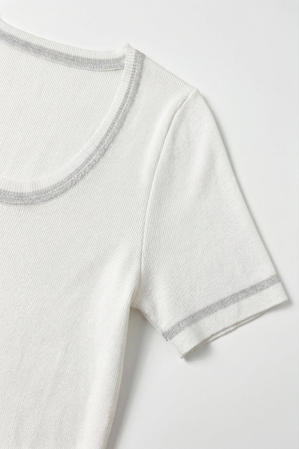 Maglione bianco a coste con scollo a barchetta e bordi in lurex lucido