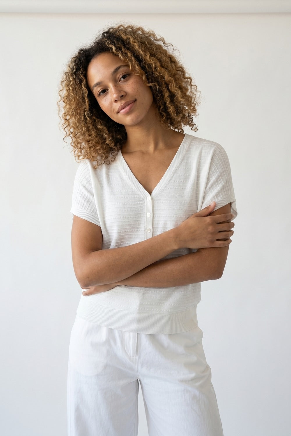 Maglione bianco a maglia con scollo a V e bottoni sul davanti