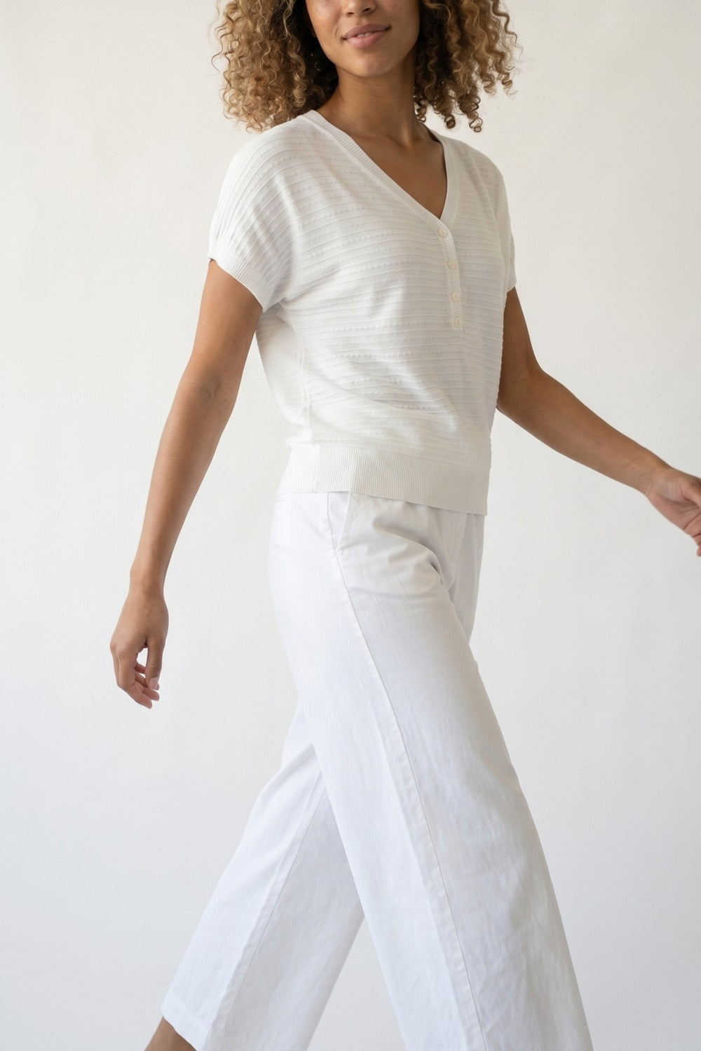 Maglione bianco a maglia con scollo a V e bottoni sul davanti