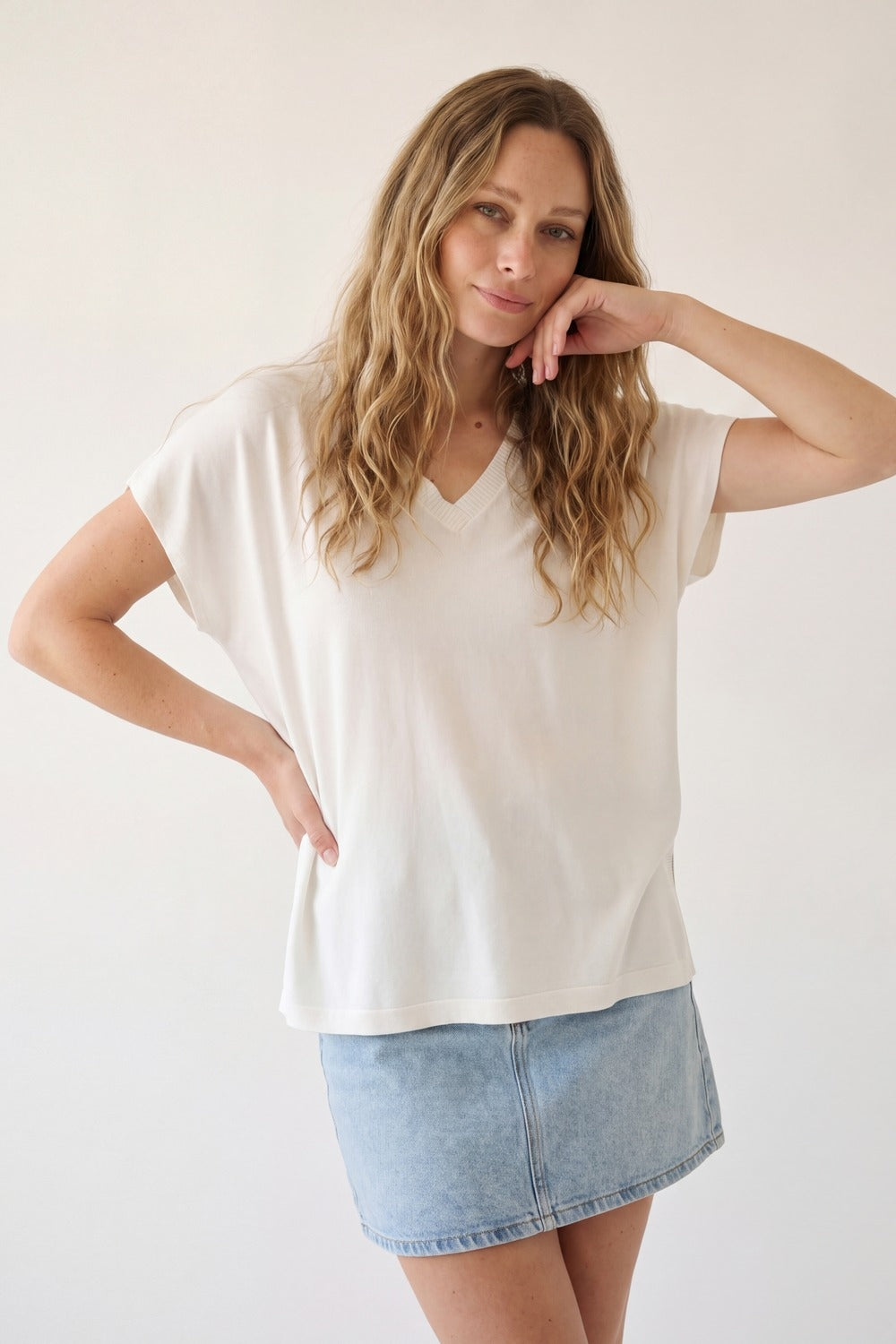 Maglione bianco a maniche corte con scollo a V e vestibilità rilassata
