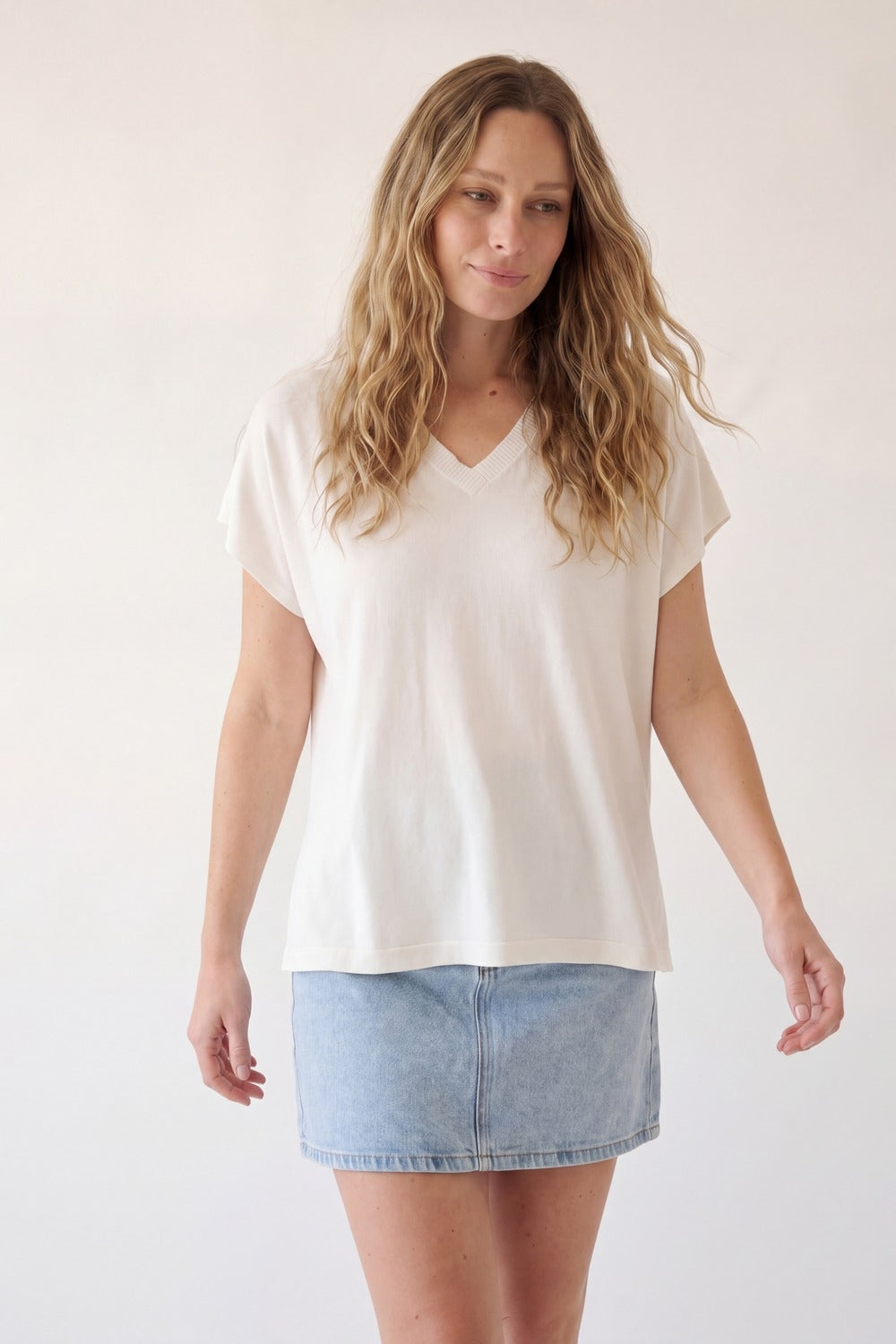 Maglione bianco a maniche corte con scollo a V e vestibilità rilassata