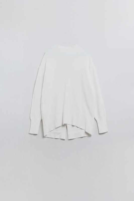Q2 Maglione bianco con dettaglio aperto sulla schiena