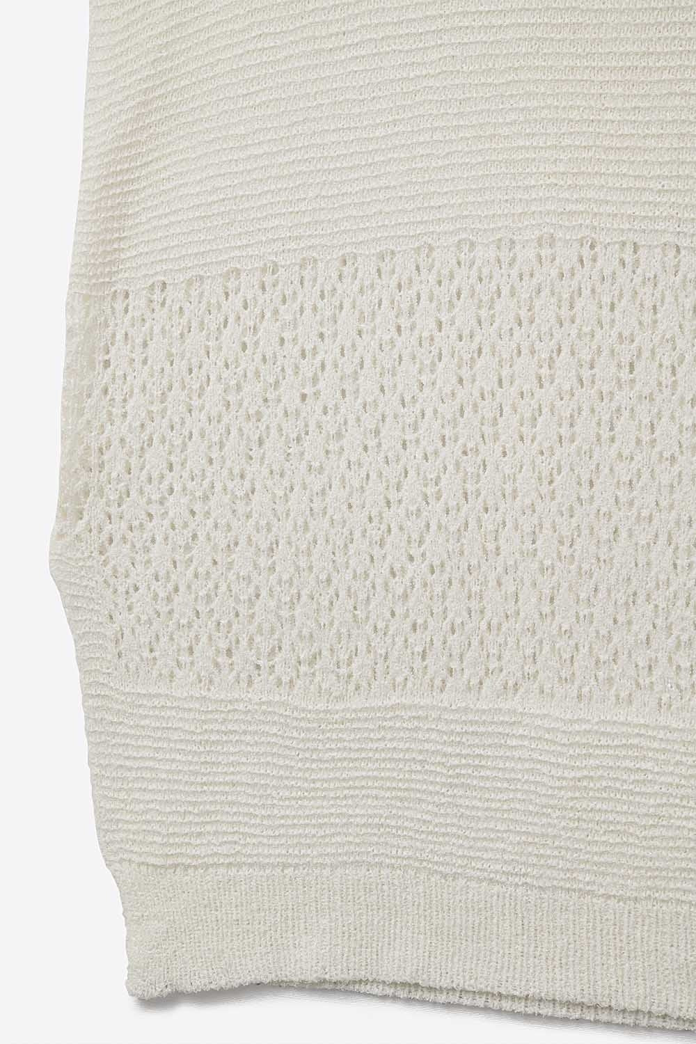 Maglione bianco con morbida maglia aperta e maniche scese